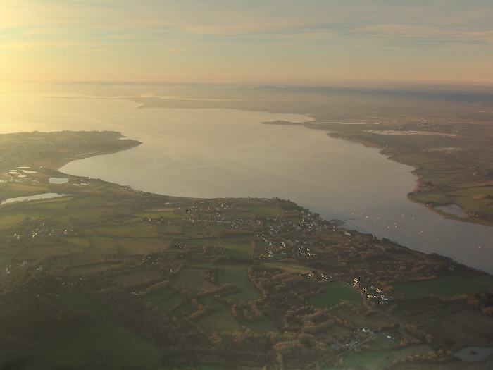 vue aérienne de l'estuaire de la Vilaine au soleil couchant