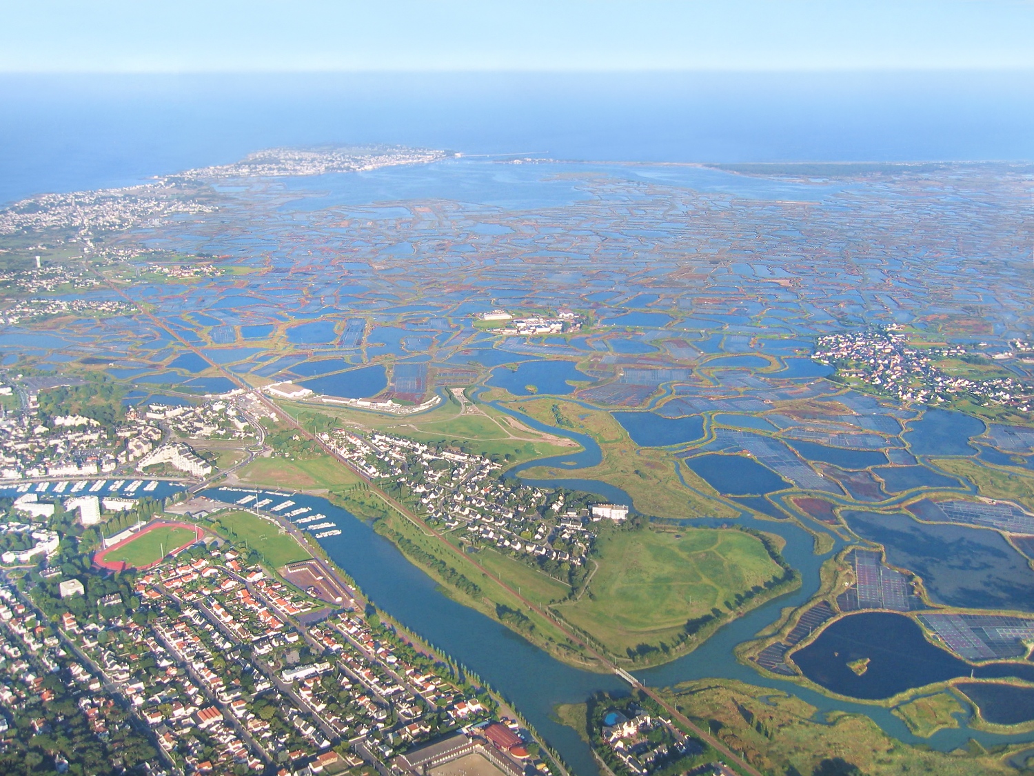 vue aerienne de La Baule, le Port, les marais-salants de Guérande