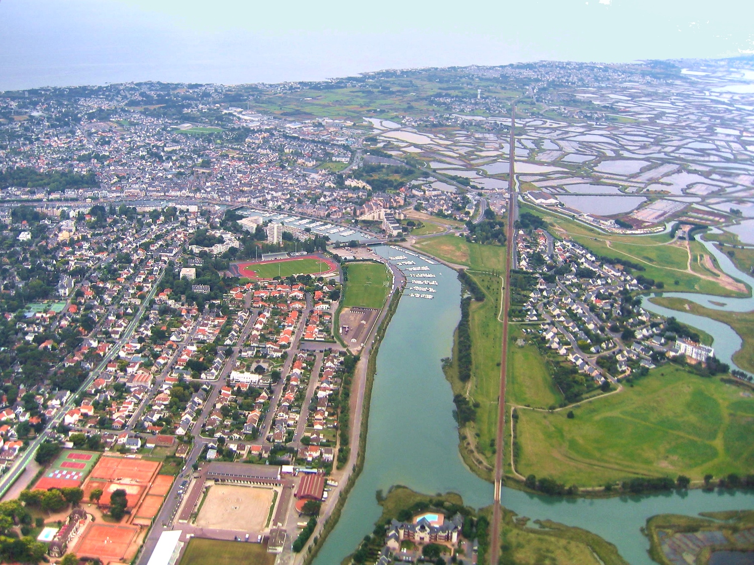 vue aerienne du port de plaisance de La Baule, du Pouliguen, et des marais de Guérande